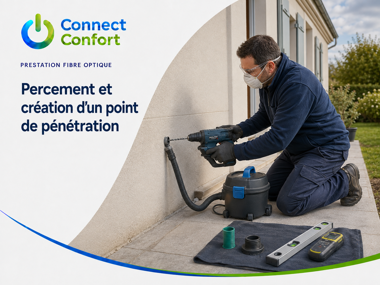 Technicien réalisant un percement mural protégé pour le passage d’un câble fibre optique.